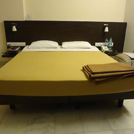 Rama Krishna Hotel Mumbai  Buitenkant foto